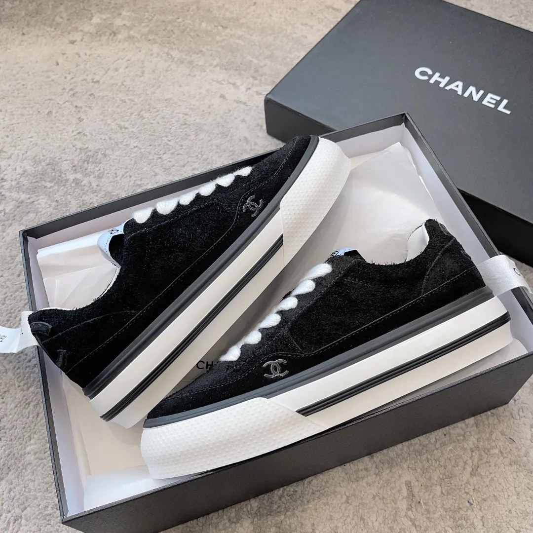 👟👟Ex-factory price 520👟👟 Chanel 23b new panda shoes C's new casual white shoes sneakers There is a reason why these shoes are so popular 🔥 They are so comfortable. They are a shoe that coexists with comfort, beauty and versatility. You can easily walk ten thousand or twenty thousand steps without any pressure. The original development last shape is delicate and stylish, and you are not afraid of wide feet. It will not make your feet fat, and it looks good and comfortable on your feet! It feels very light on the feet! Comfortable and breathable! Super whitening‼ ️It’s really a perfect match. Upper: first-layer cowhide/➕sheepskin lining. Exclusive 1:1 original customization [different from market currency‼ ️】The foot pads are made of imported mixed sheepskin, which is breathable and comfortable! ✔ T👟👟Ex-factory price U outsole exclusive original development private model! Differentiating the market rubber outsole‼ ️✔ Size: 35-39 (40 orders cannot be returned or exchanged)